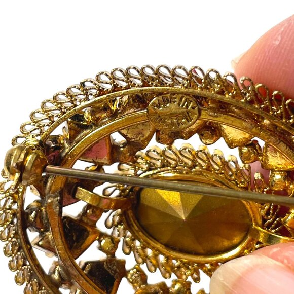 Vintage 1940's Pink Austrian Crystal in a Gold-Tone Filigree Set Brooch - Picture 5 of 8